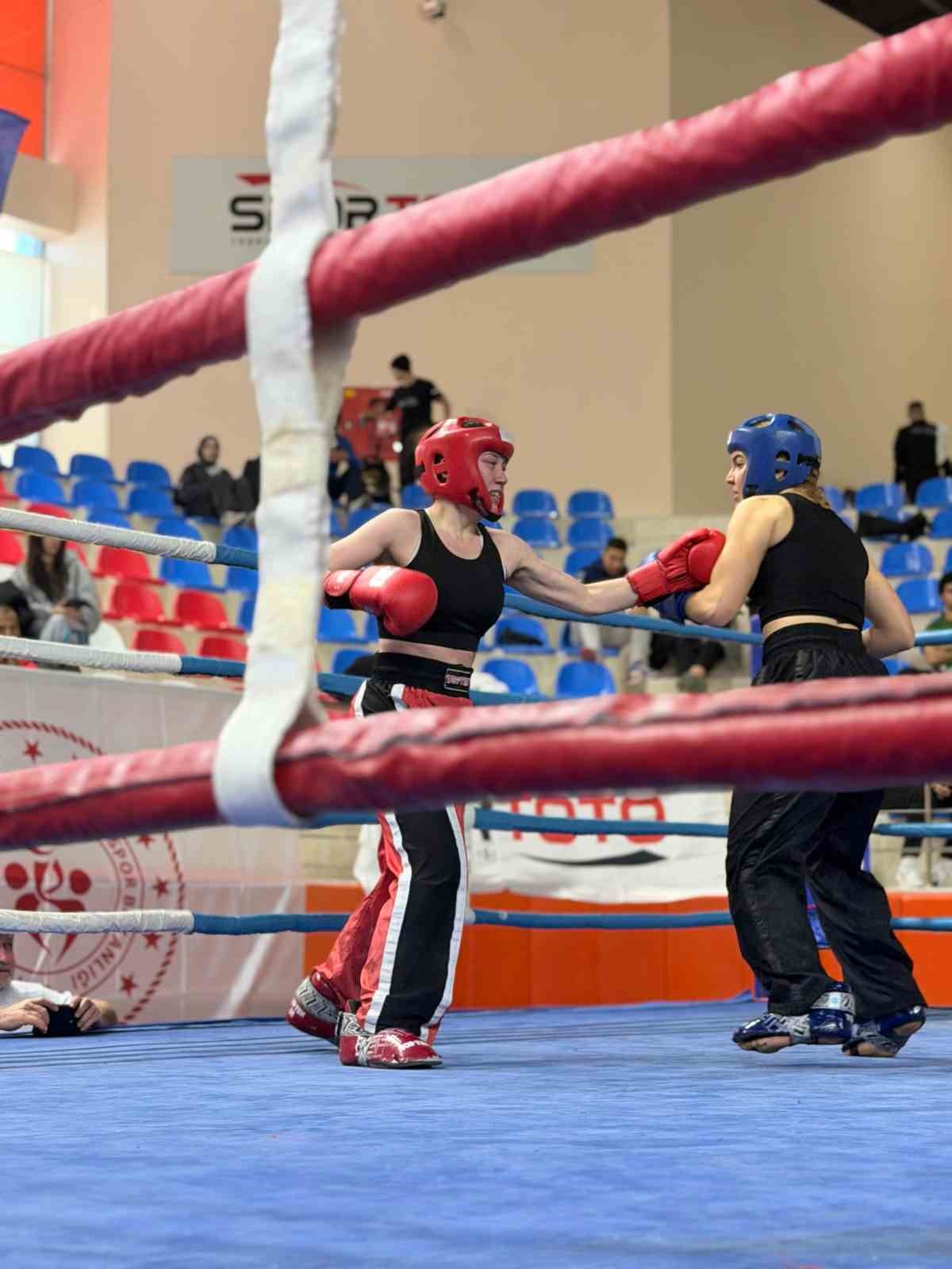 Vücut geliştirmek için gittiği salonda kick boksla tanıştı, 5 ay sonra Ünilig’de 3. oldu 9 vucut gelistirmek icin gittigi salonda kick boksla tanisti 5 ay sonra uniligde 3 oldu 1uXvS7Vi