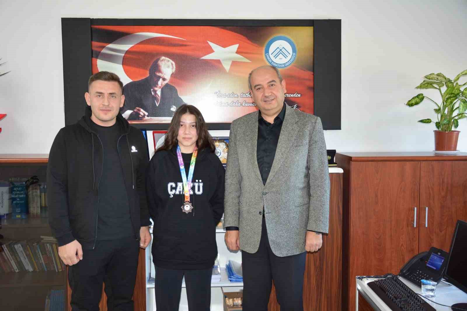 Vücut geliştirmek için gittiği salonda kick boksla tanıştı, 5 ay sonra Ünilig’de 3. oldu 7 vucut gelistirmek icin gittigi salonda kick boksla tanisti 5 ay sonra uniligde 3 oldu Di313Bed