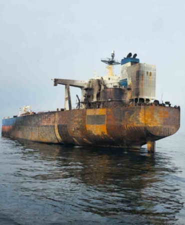 vurulan-tanker-kairosta-sizinti-tespit-edildi-n6b8OPLk.jpg