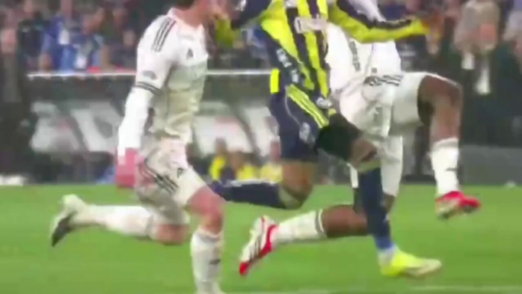 Beşiktaş’tan Penaltı Tepkisi: “Kukla VAR” Pankartıyla Mesaj Verdiler 6 BEŞİKTAŞ