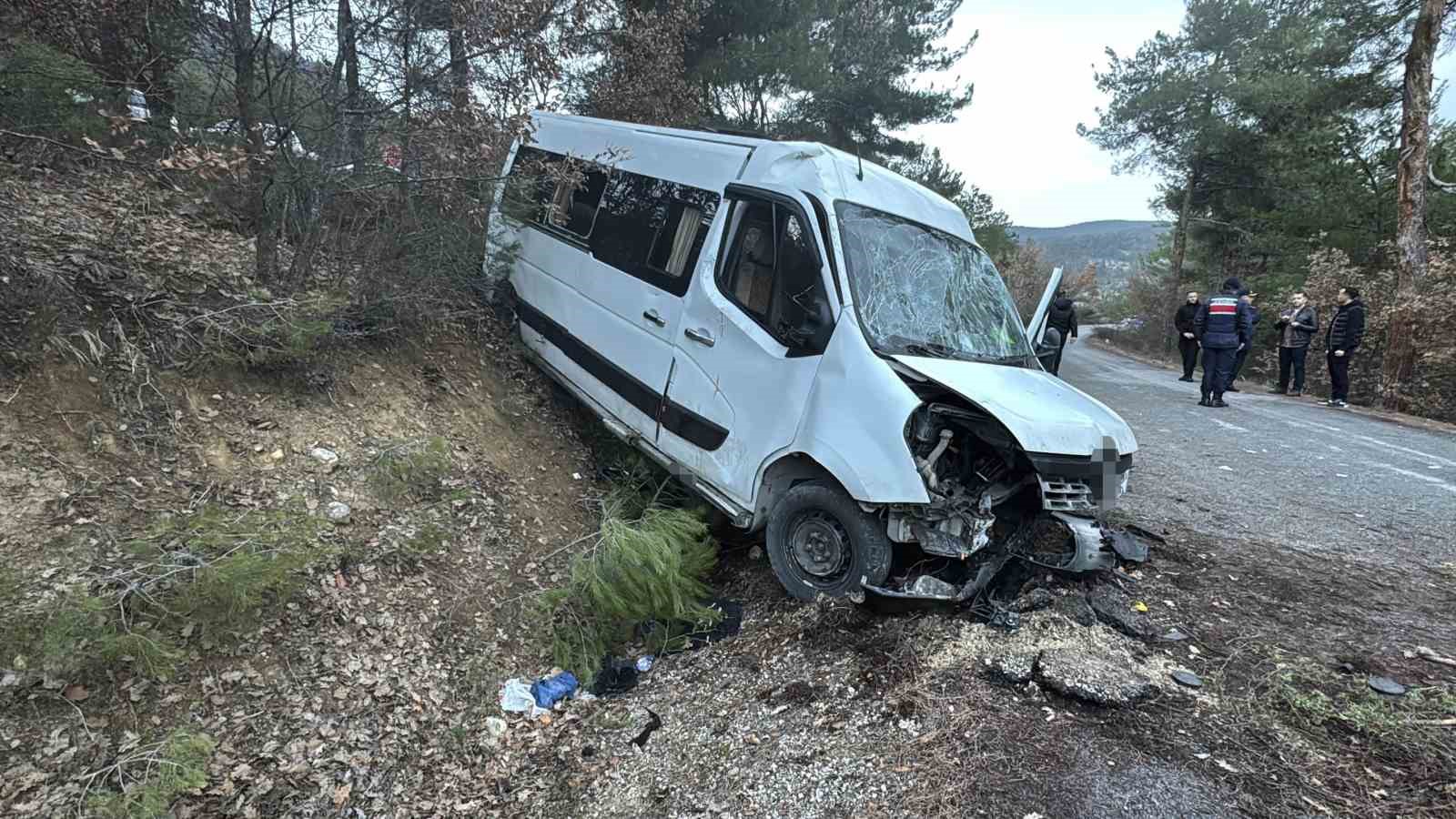yabanci ogrencileri tasiyan minibus sarampole uctu 17 yarali 3 MXmswrjr