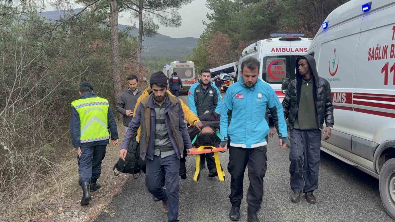 yabanci ogrencileri tasiyan minibus sarampole uctu 17 yarali 5 IwTccaJl