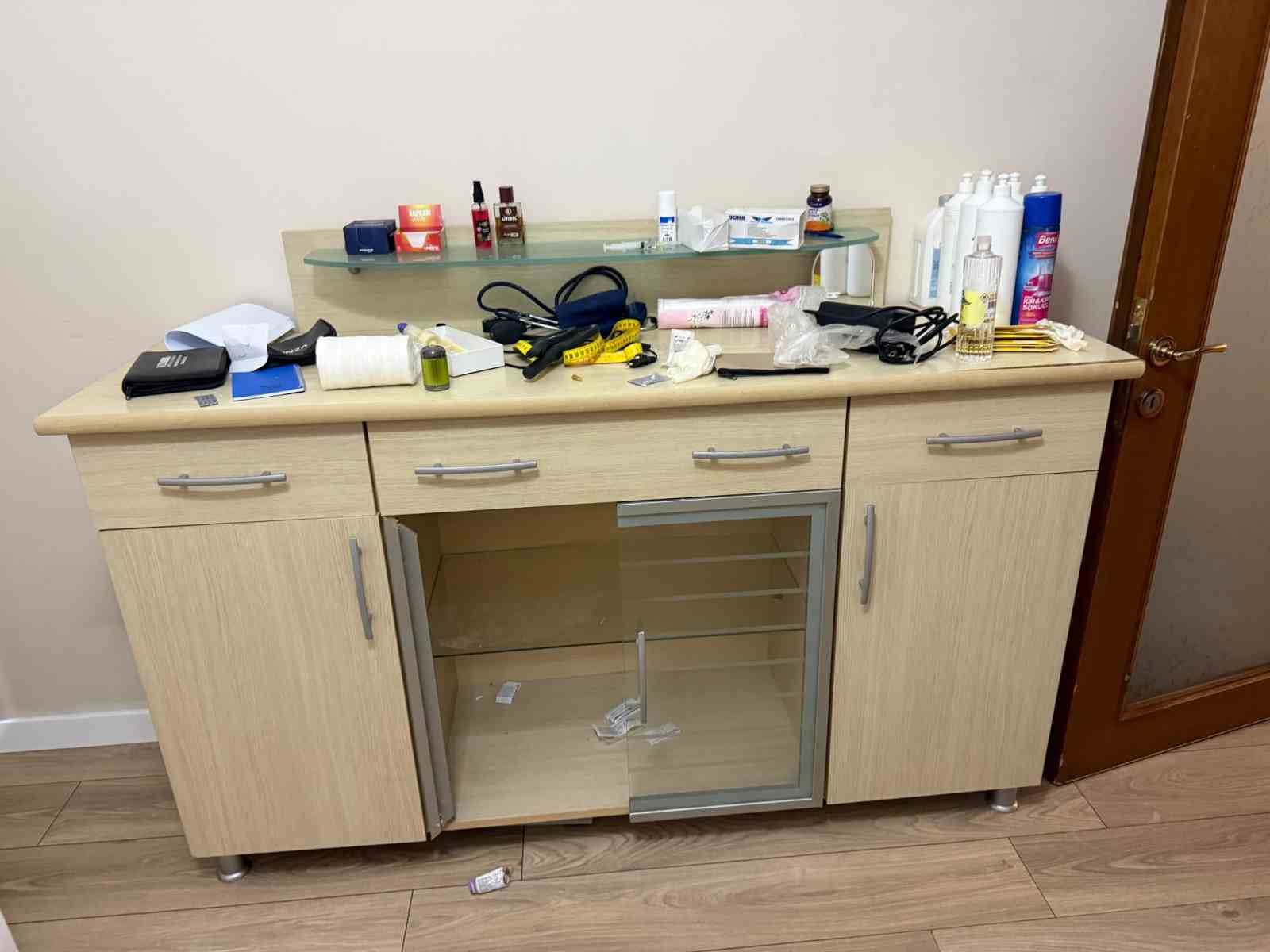 Yabancı uyruklu sahte doktor yakalandı: Evinden ultrason cihazı bile çıktı 4 yabanci uyruklu sahte doktor yakalandi evinden ultrason cihazi bile cikti 0 q48mHrD3