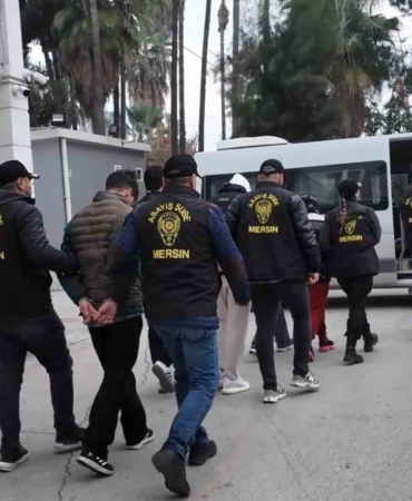 yabancilarin-pasaportlarina-el-koyup-fuhus-yaptiran-sebeke-cokertildi-3-tutuklama-7LbU9tZz.jpg