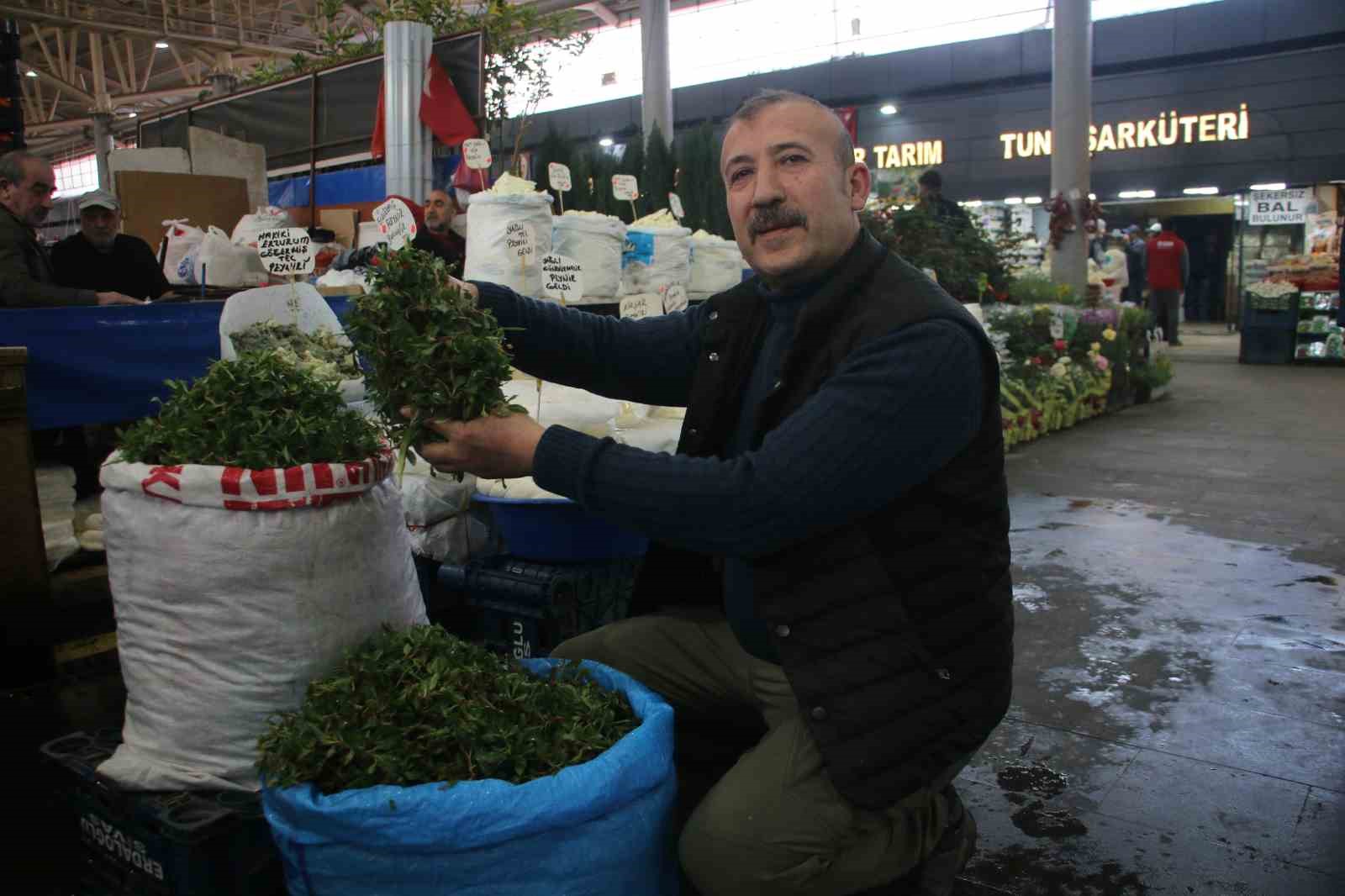 yabani otlarin arasindan ozenle secilerek jilet yardimiyla tek tek toplaniyor 2 vAZwNLje