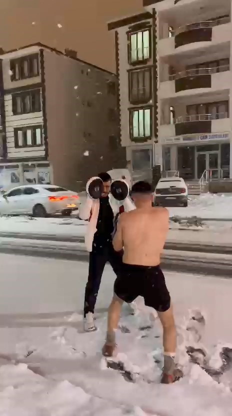 yagan kar altinda once antrenman ardindan kar banyosu yaptilar 1 Vyu2OF9g