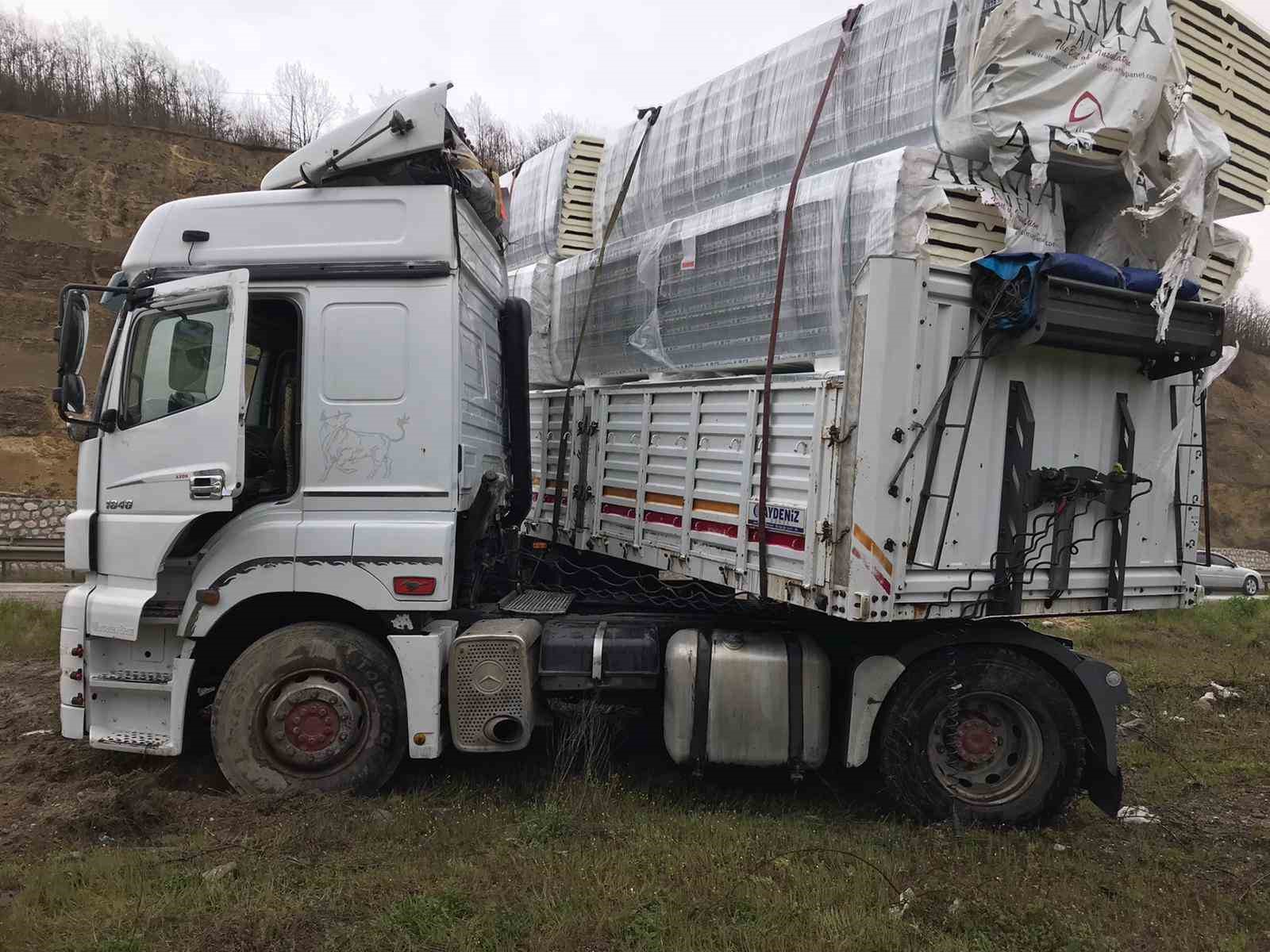 Yağış nedeniyle kayan tır yoldan çıktı 5 yagis nedeniyle kayan tir yoldan cikti 1 NXR8rzJJ