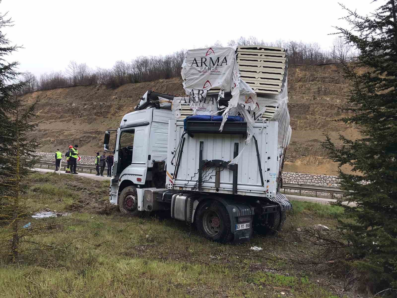 Yağış nedeniyle kayan tır yoldan çıktı 6 yagis nedeniyle kayan tir yoldan cikti 2 75ewJ1rf
