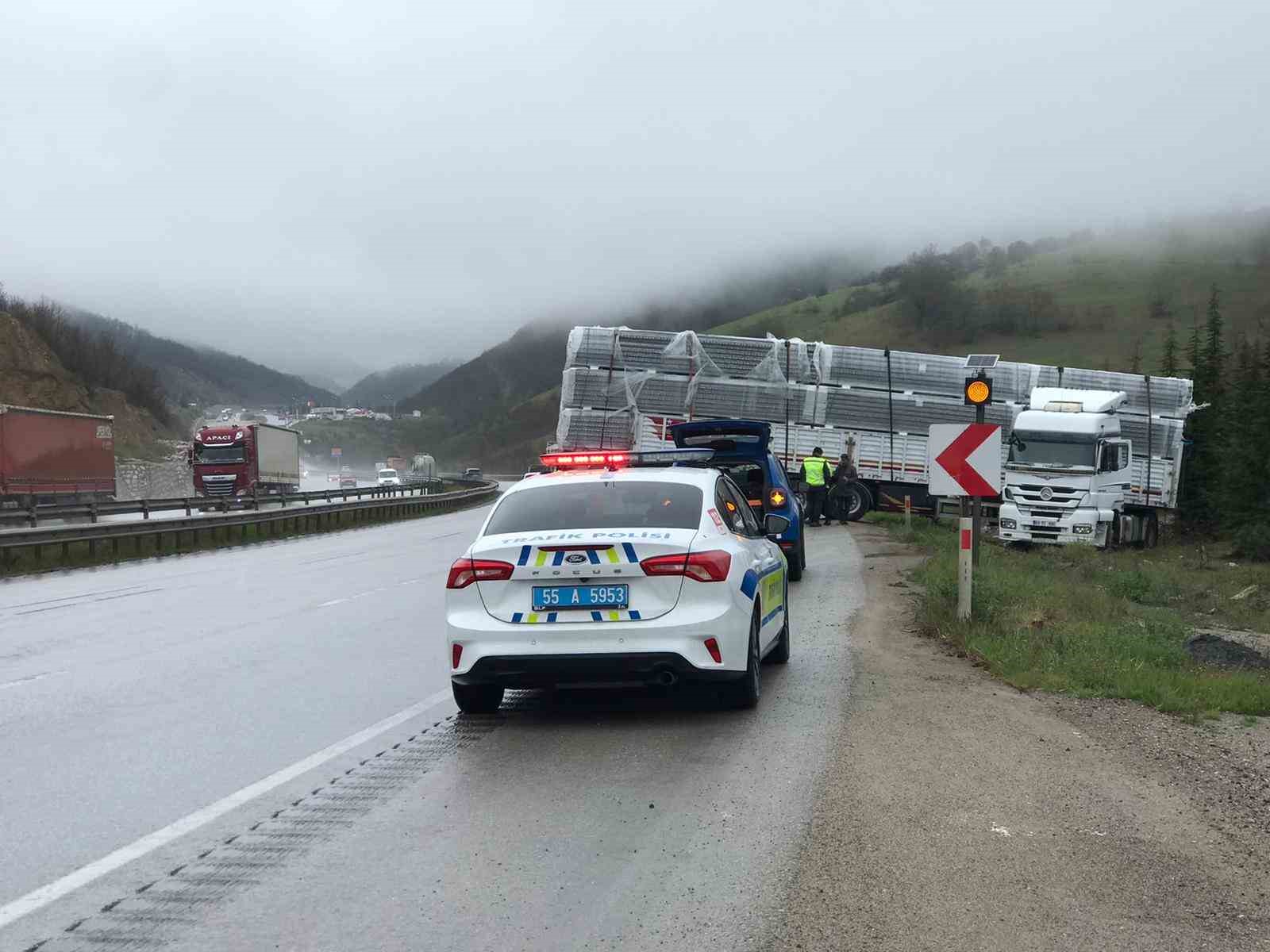 Yağış nedeniyle kayan tır yoldan çıktı 7 yagis nedeniyle kayan tir yoldan cikti 3