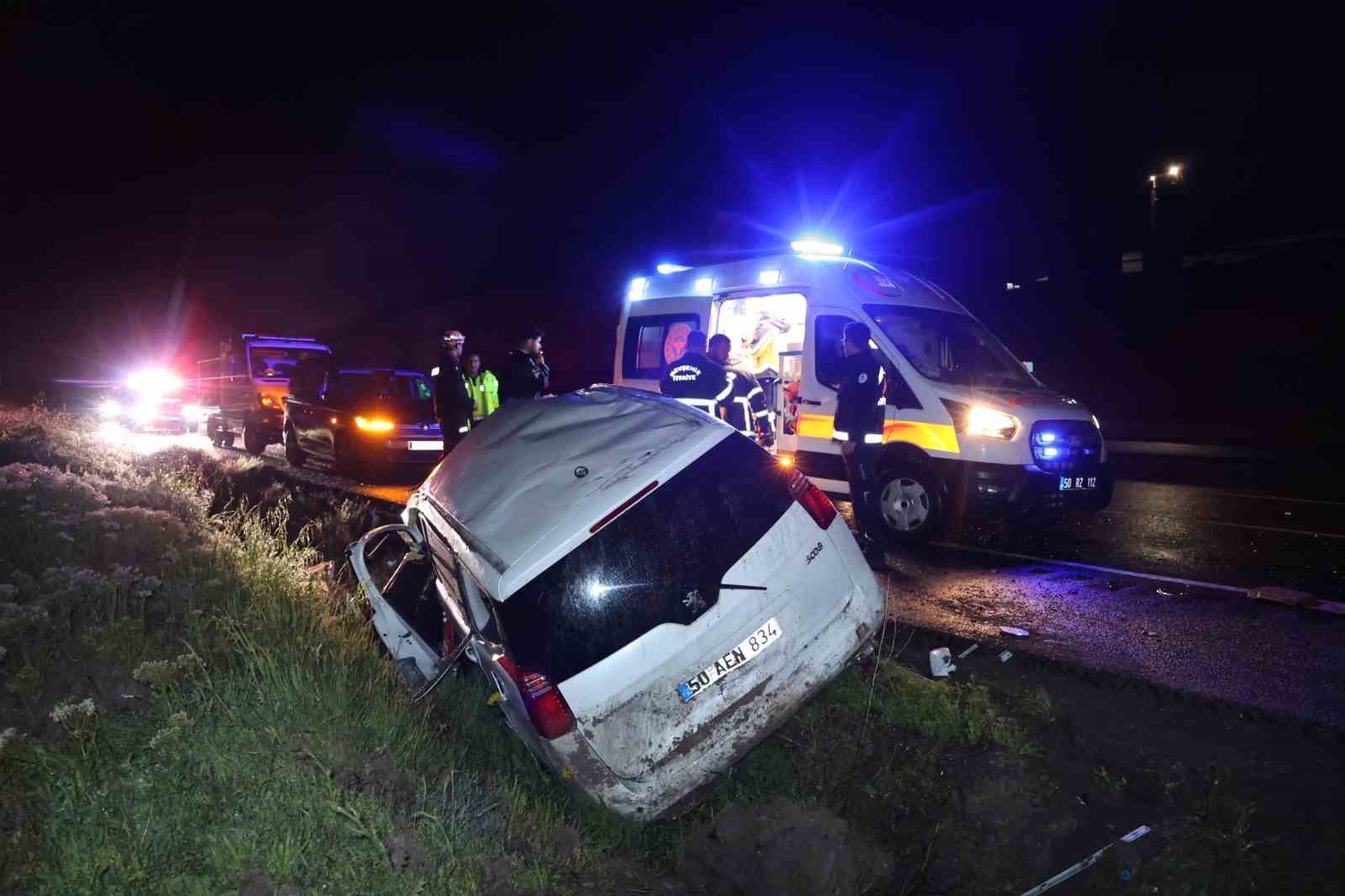 yagis nedeniyle kontrolden cikan otomobil takla atti 1 yarali 3 RaJWgppW