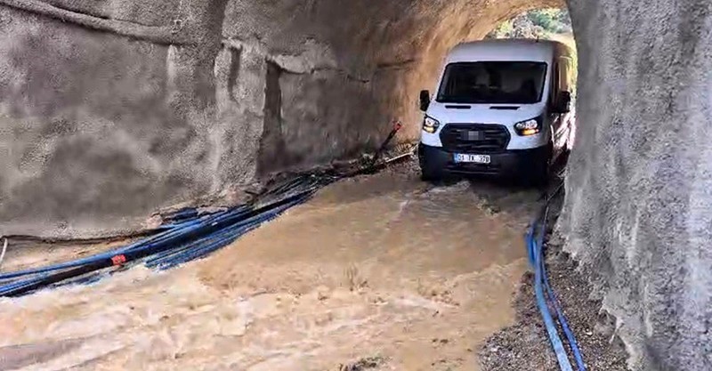 yagis sonrasi alt gecidi su basti minibus icindekilerle birlikte mahsur kaldi 1 q8THmjVq