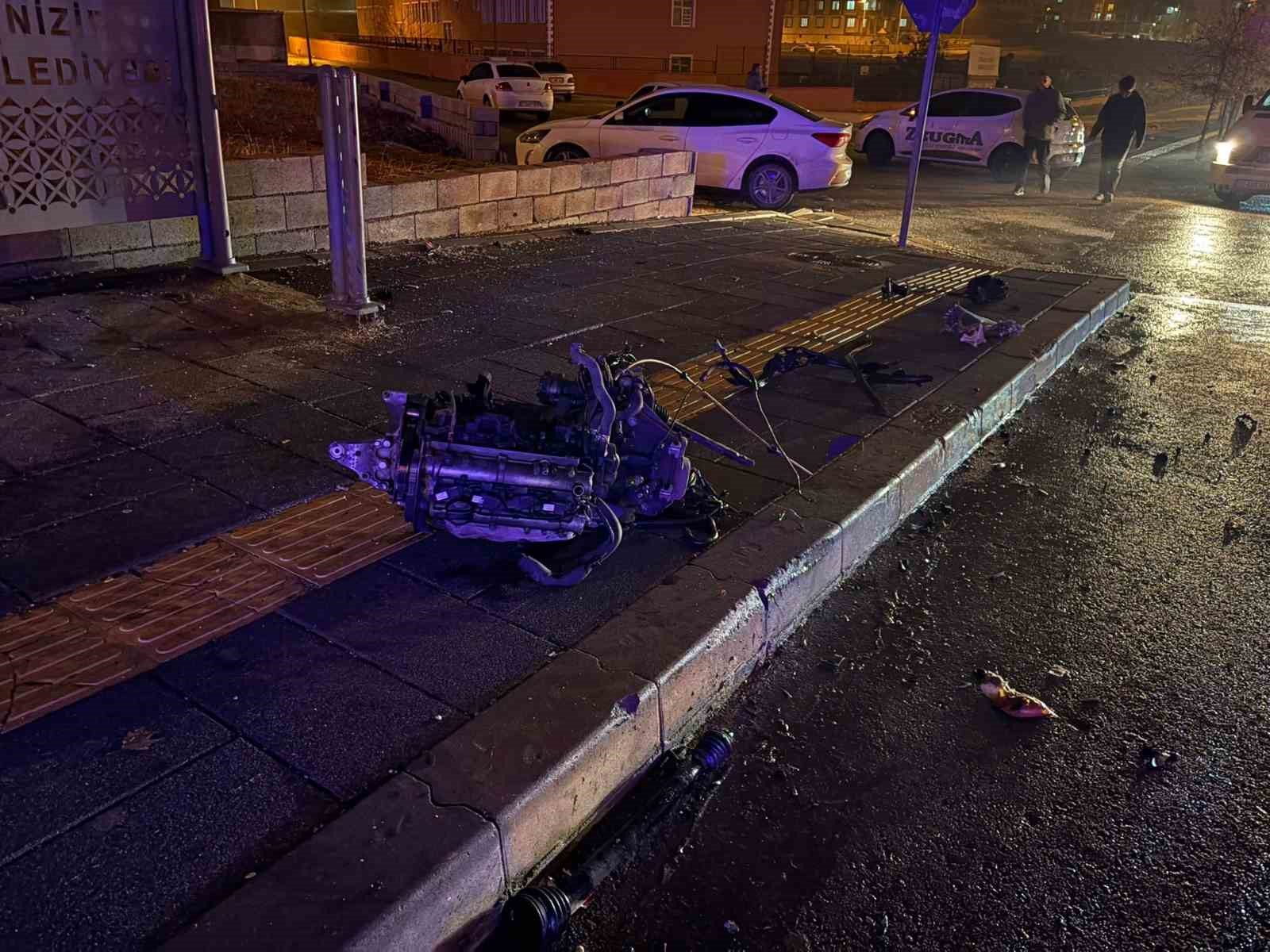 yagis sonrasi coken yol kazaya neden oldu 3 yarali 2 mfYmjPjm