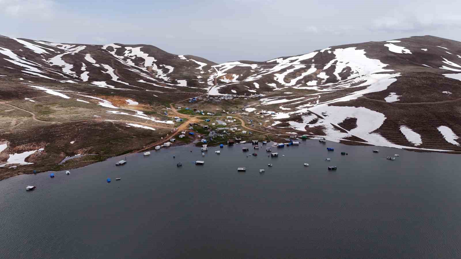 yagislar golu doldurdu karavanlar cadirlar ve konteynerler su altinda kaldi 0 Xp9O5429