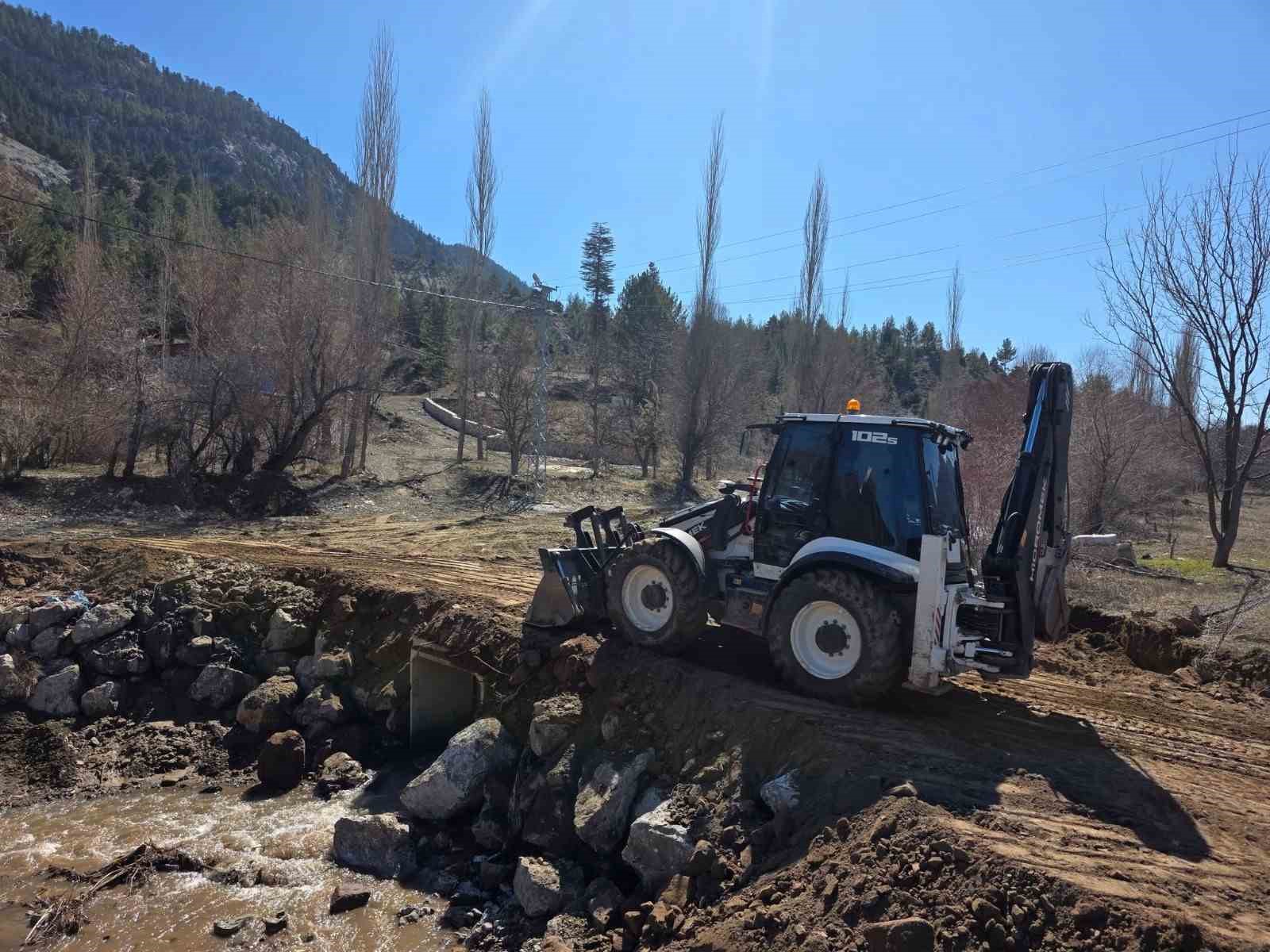 yagislar sonrasi kapanan yol yeniden ulasima acildi 0 hCQMEAdM