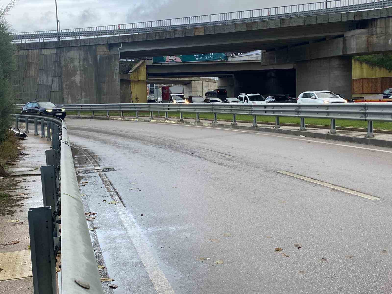 yagisli havada bariyere carpan motosikletin surucusu hayatini kaybetti 0 fWasz1HM