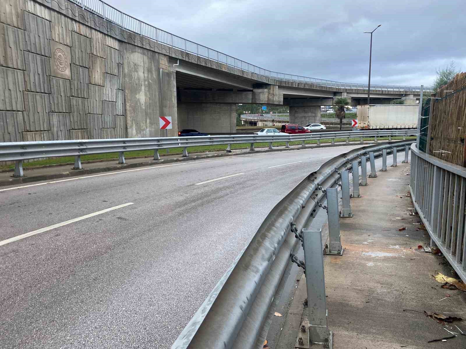 yagisli havada bariyere carpan motosikletin surucusu hayatini kaybetti 1 GrHpO9ZN