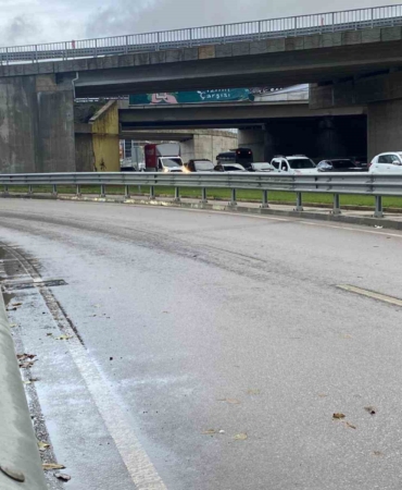 yagisli-havada-bariyere-carpan-motosikletin-surucusu-hayatini-kaybetti-3vPfweJT.jpg