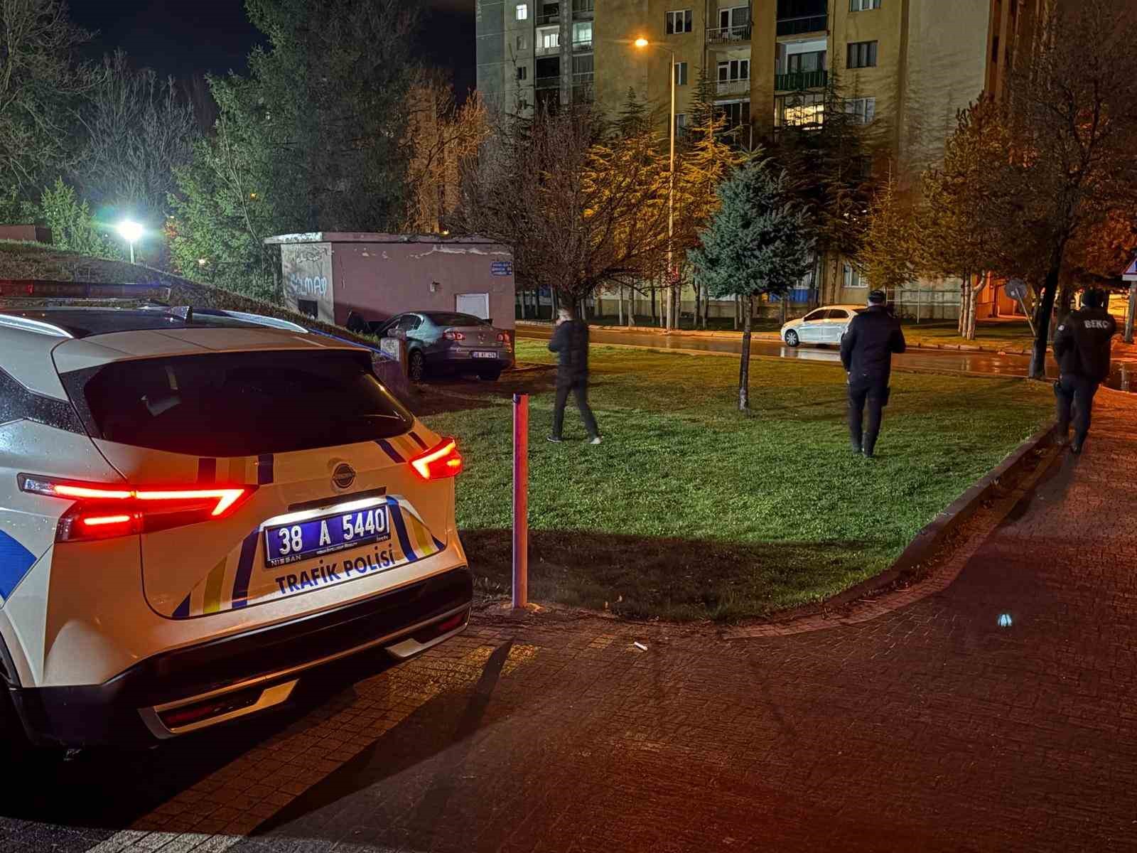 yagisli havada kontrolden cikan otomobil depo duvarina carpti 1