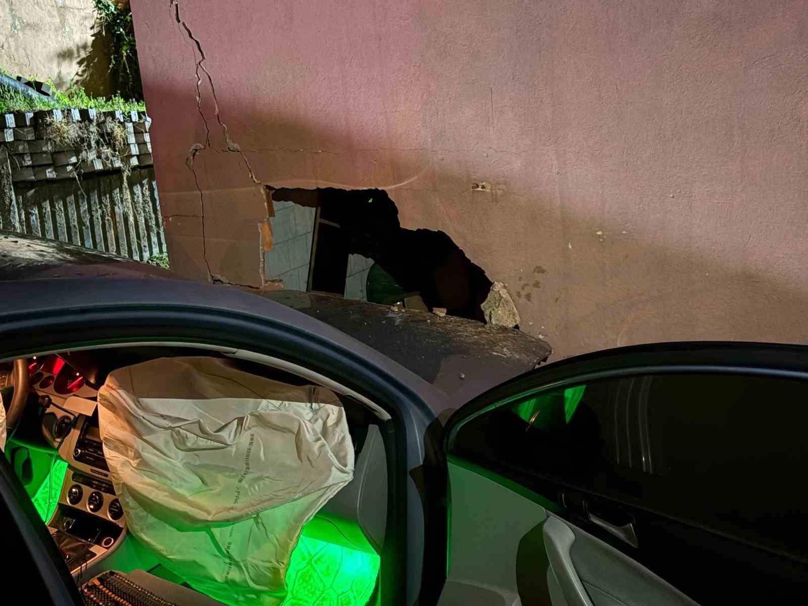 yagisli havada kontrolden cikan otomobil depo duvarina carpti 2 GFRKEpTv