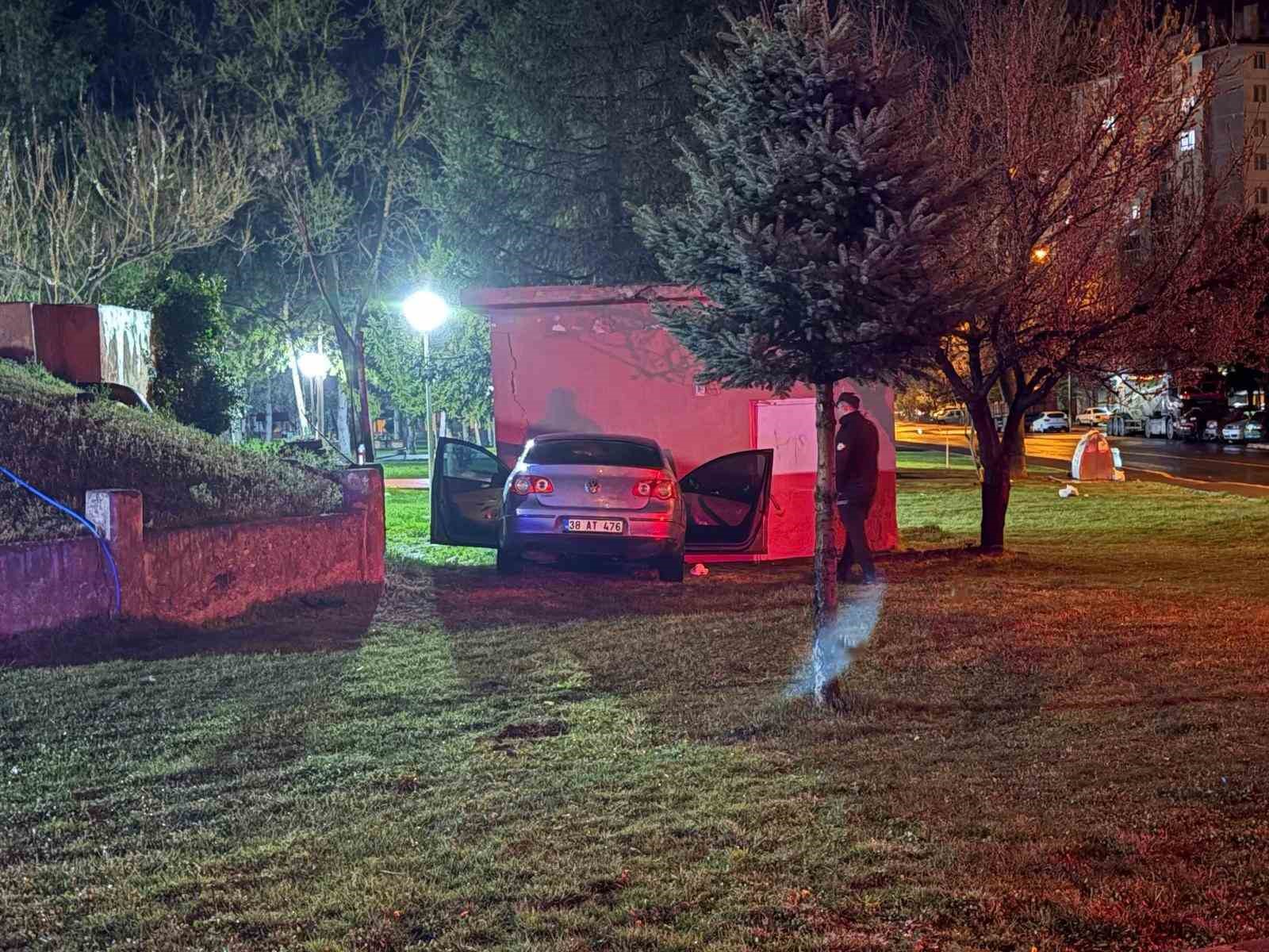 yagisli havada kontrolden cikan otomobil depo duvarina carpti 3 giEvfkLi