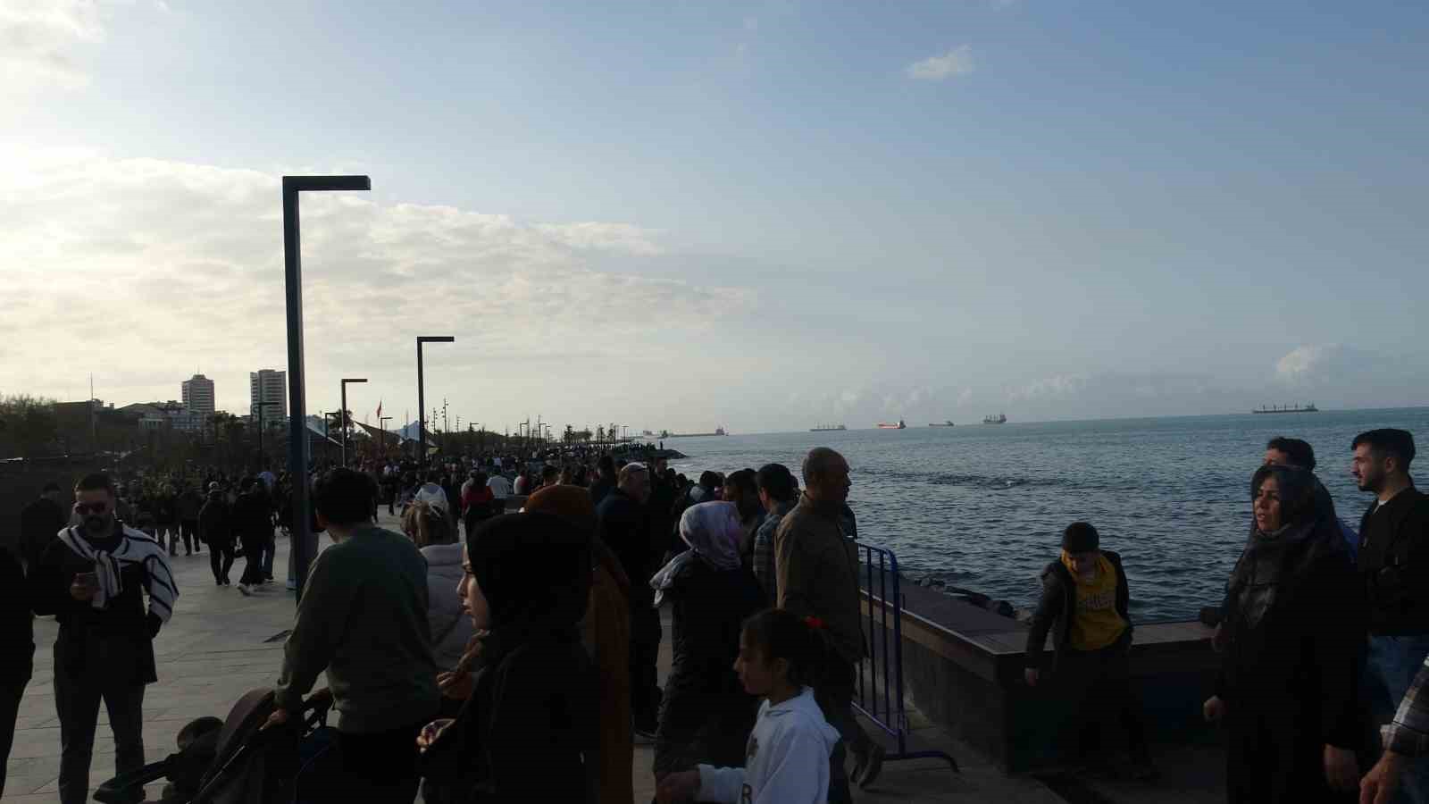 Yağışlı havanın son bulmasını fırsat bilen vatandaşlar İskenderun Sahili’ne akın etti 5 yagisli havanin son bulmasini firsat bilen vatandaslar iskenderun sahiline akin etti 1 z45uIMrv