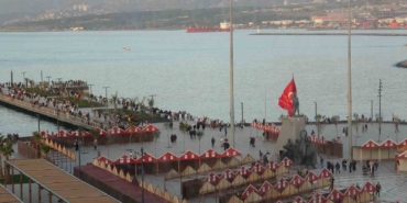 yagisli-havanin-son-bulmasini-firsat-bilen-vatandaslar-iskenderun-sahiline-akin-etti-1F7ZchGE.jpg