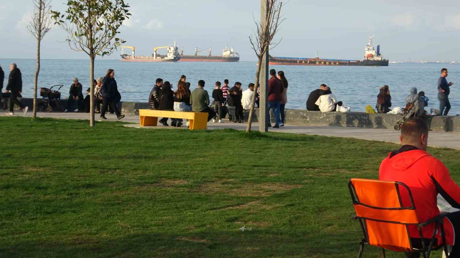 Yağışlı havanın son bulmasını fırsat bilen vatandaşlar İskenderun Sahili’ne akın etti 7 yagisli havanin son bulmasini firsat bilen vatandaslar iskenderun sahiline akin etti 3 JlmZH5t1
