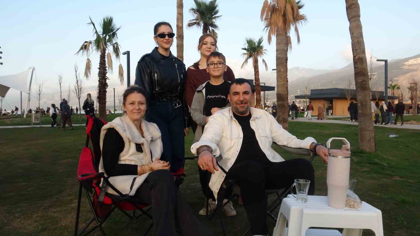 Yağışlı havanın son bulmasını fırsat bilen vatandaşlar İskenderun Sahili’ne akın etti 8 yagisli havanin son bulmasini firsat bilen vatandaslar iskenderun sahiline akin etti 4 PH3QSd2F