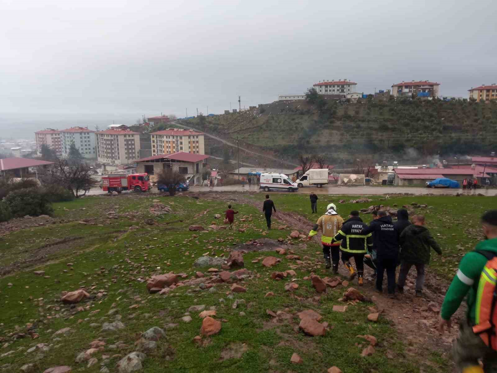 yagisli havayla birlikte su dolan cukura dusen 10 yasindaki cocuk hayatini kaybetti 4 5tPavsle