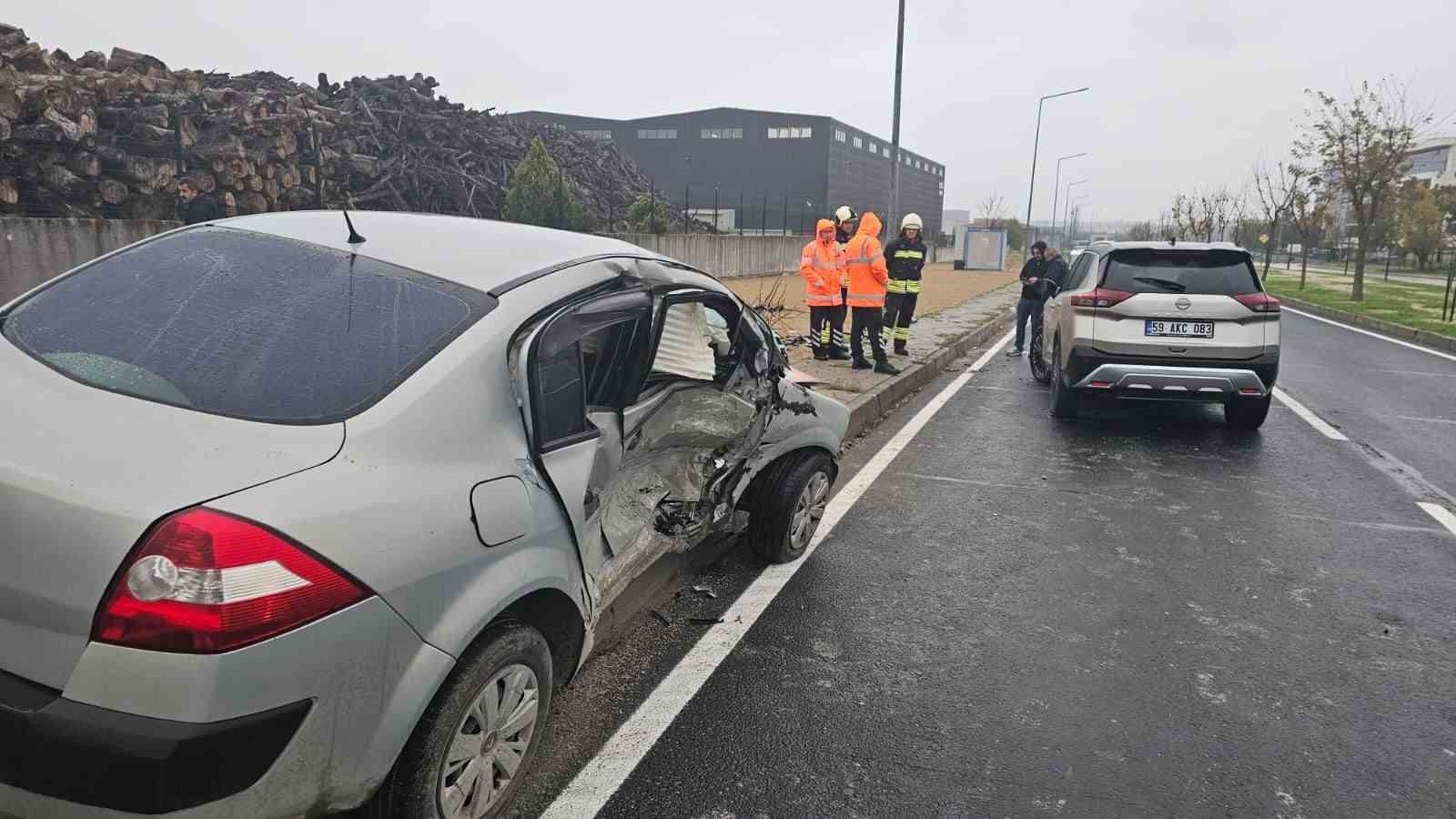 yagisli yolda kayan otomobil karsi seride gecerek kaza yapti 1 yarali 0 hUN5hXSP