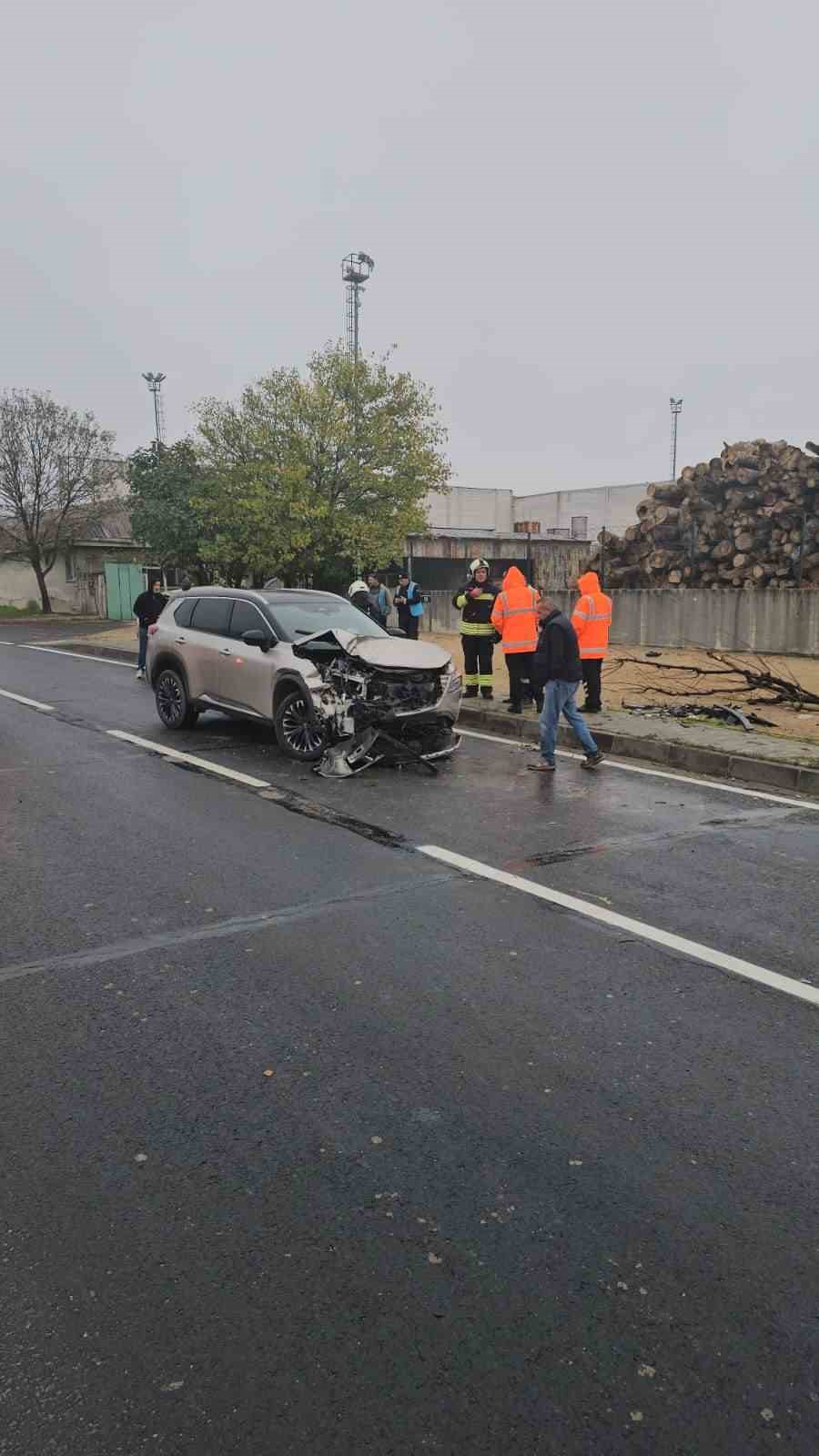 yagisli yolda kayan otomobil karsi seride gecerek kaza yapti 1 yarali 3 ujEHffGk