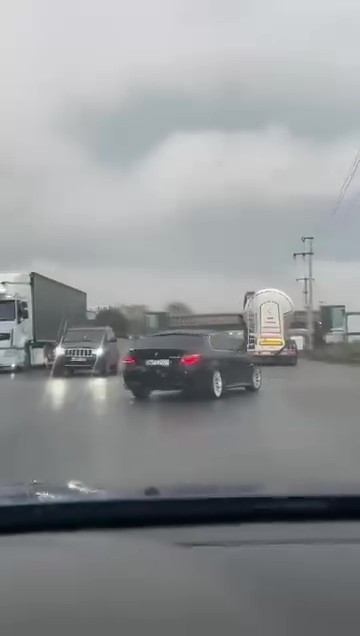 yagisli yolda makas atan otomobil tepetaklak oldu 1 if59qTZ3