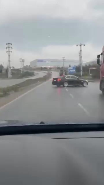yagisli yolda makas atan otomobil tepetaklak oldu 2 82tTYJNq