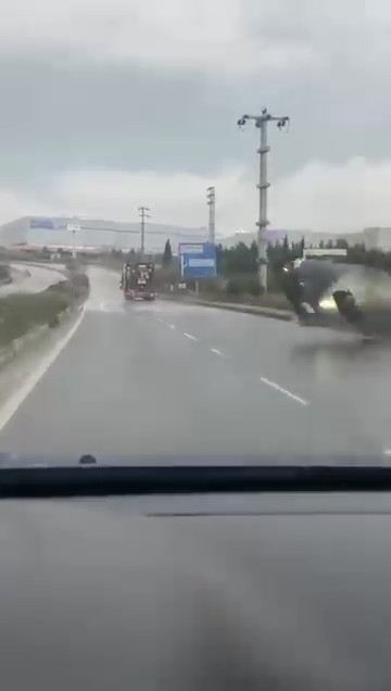 yagisli yolda makas atan otomobil tepetaklak oldu 3 9d5jLDsQ