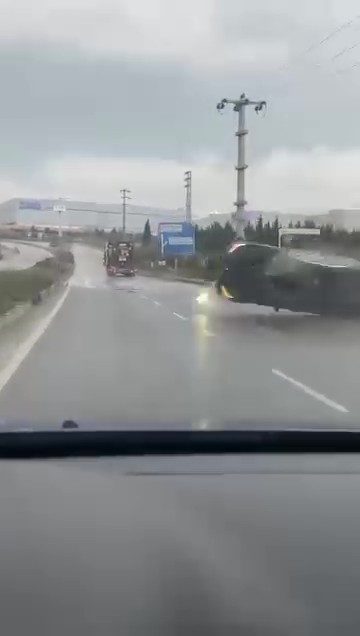yagisli yolda makas atan otomobil tepetaklak oldu 4