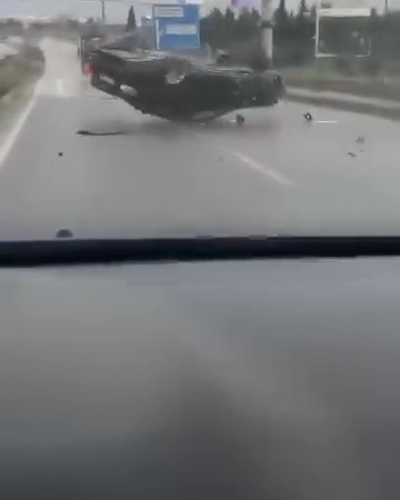 yagisli-yolda-makas-atan-otomobil-tepetaklak-oldu-rJrXiFyY.jpg