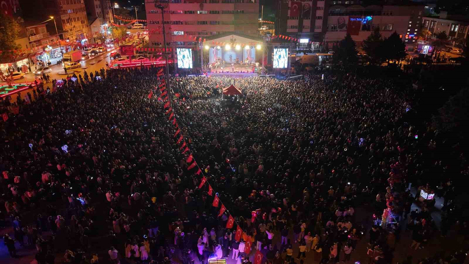 yagmur altinda cumhuriyet coskusu unlu sarkici fettah can hayranlariyla bulustu 6 EyfemIJ6