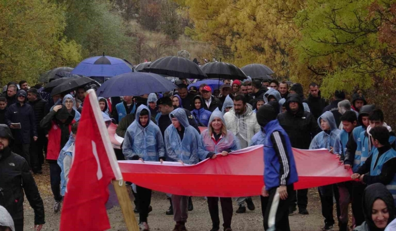 yagmur-altinda-istiklal-mucadelesi-ruhunu-yasattilar-Lq7Bkdha.jpg