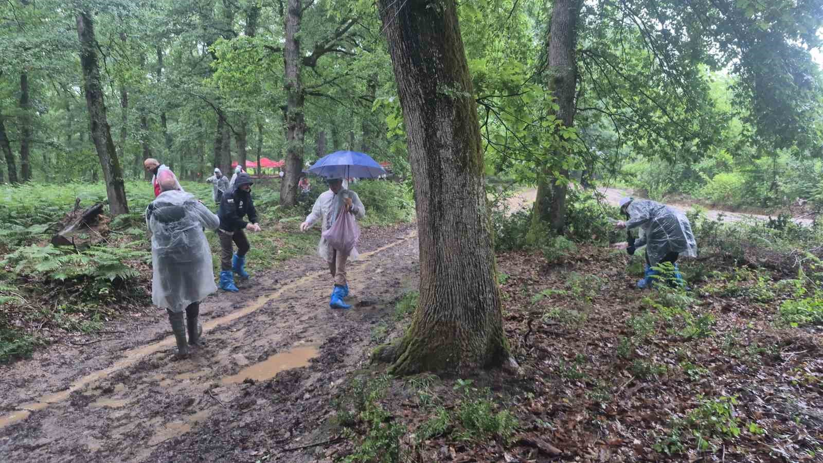yagmur camur demeden ormanda cop topladilar 3 wCsi9XcX