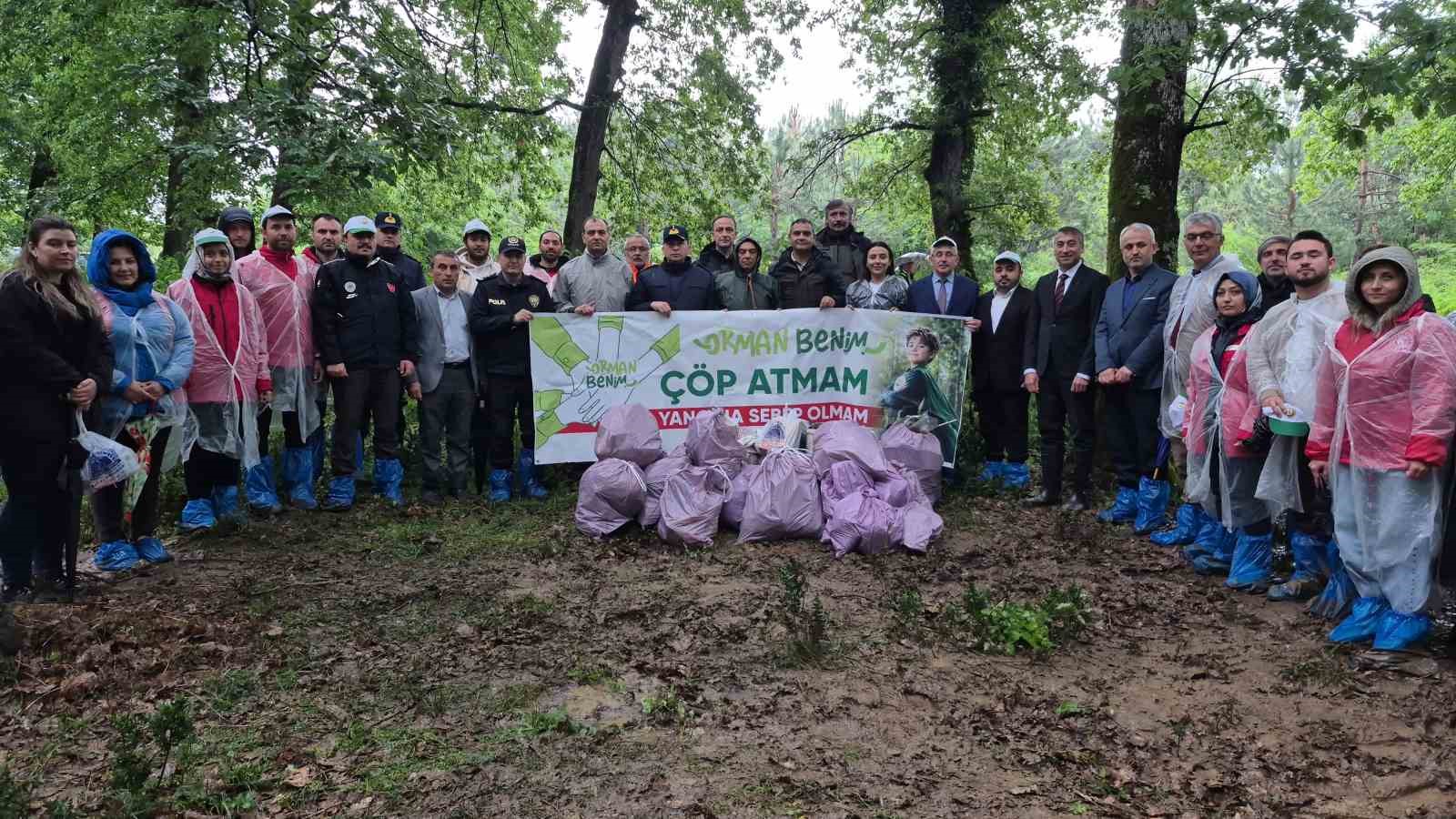 yagmur camur demeden ormanda cop topladilar 6 O6Yvpa9N