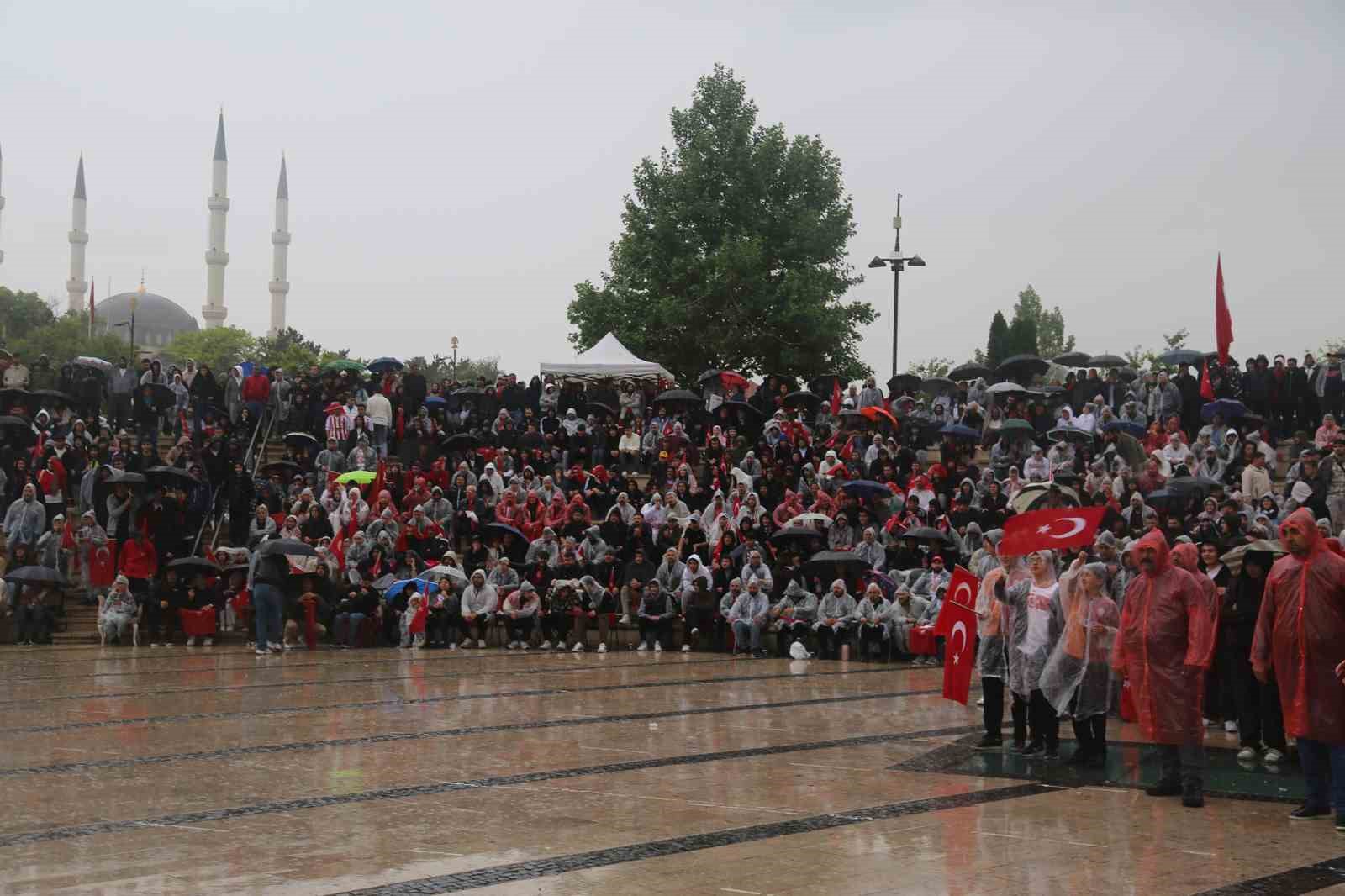 yagmur dinlemediler milli takim icin meydana kostular 0 SXhySiCW