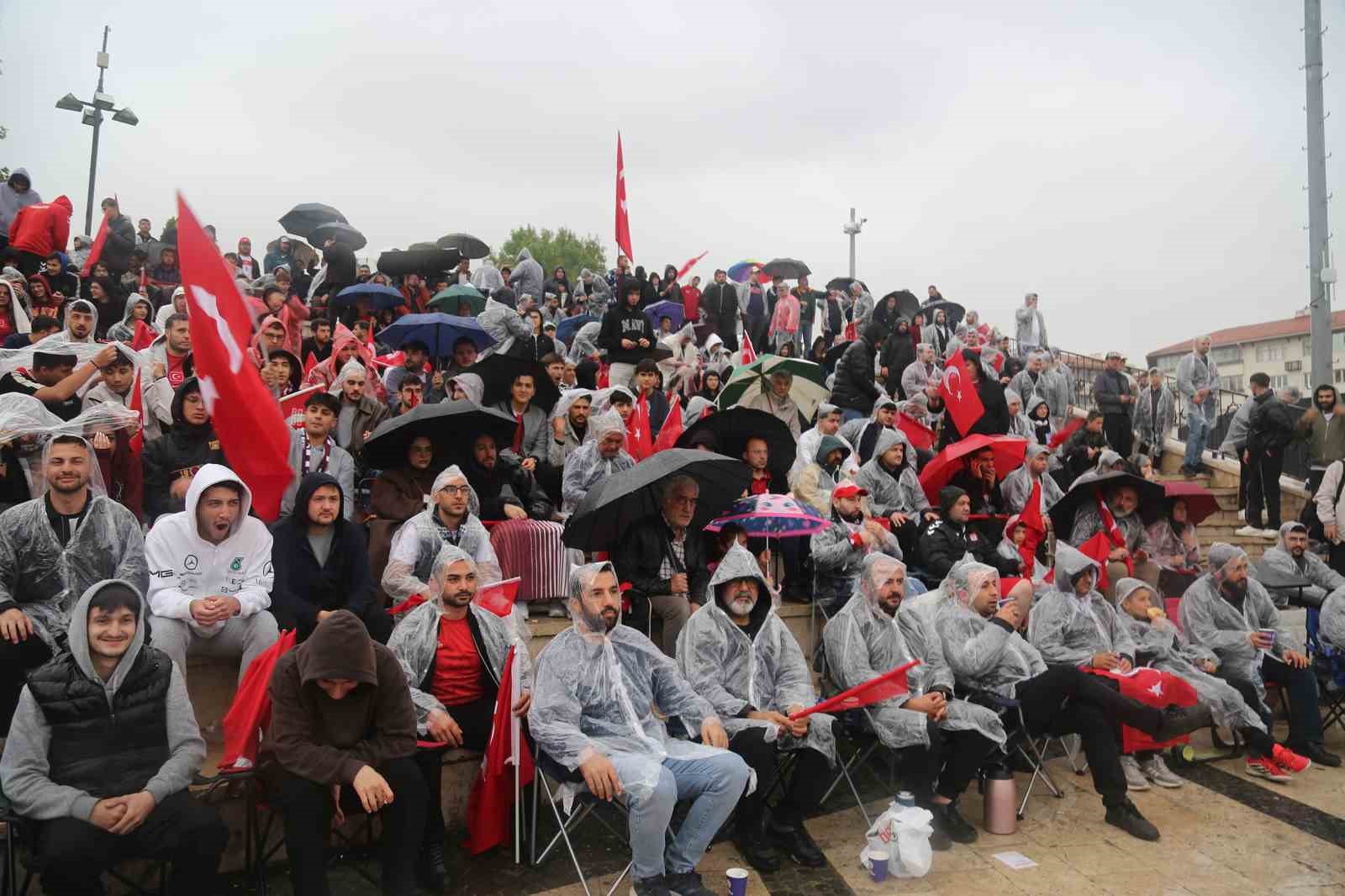 yagmur dinlemediler milli takim icin meydana kostular 1
