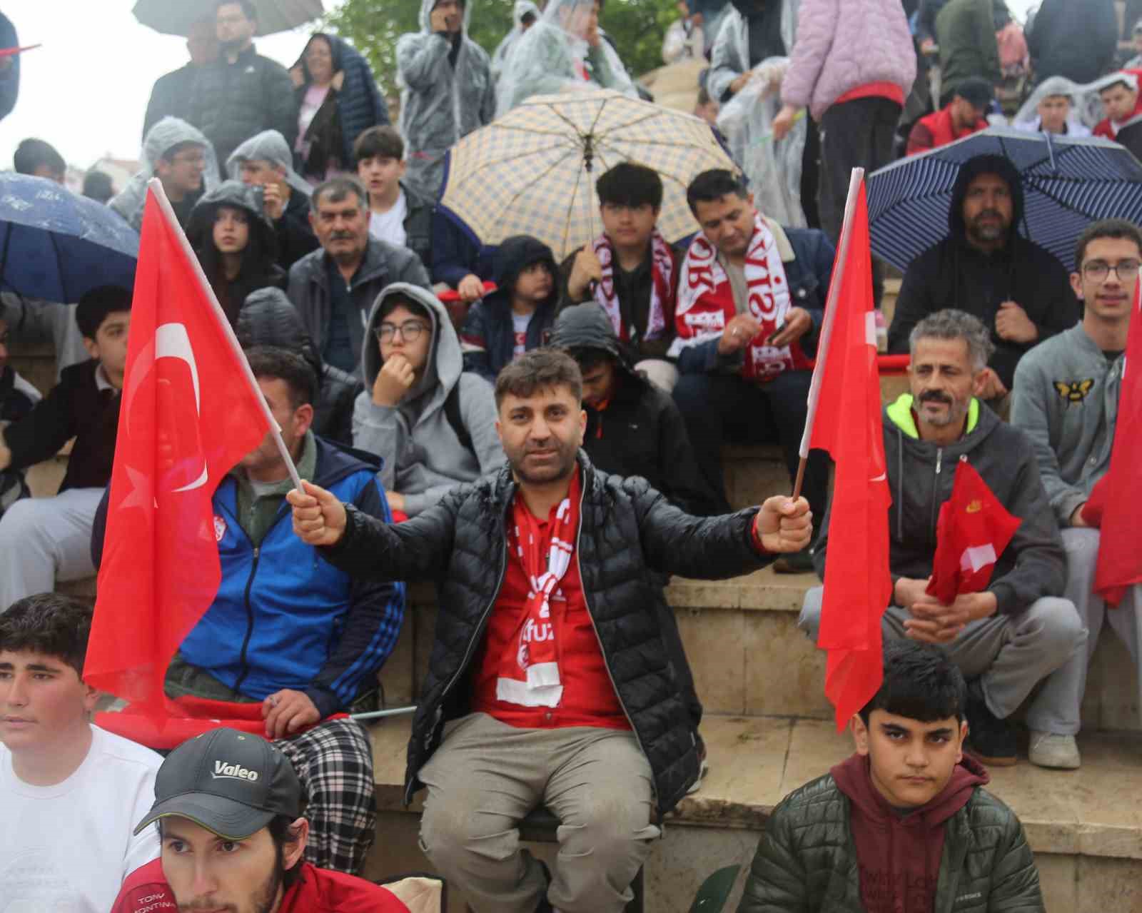 yagmur dinlemediler milli takim icin meydana kostular 2 mgAswf5e