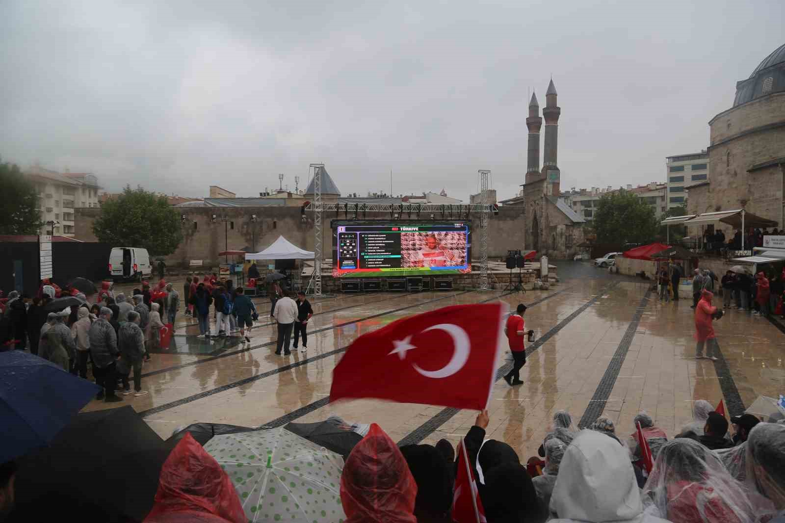 yagmur dinlemediler milli takim icin meydana kostular 4 JtVybW4a