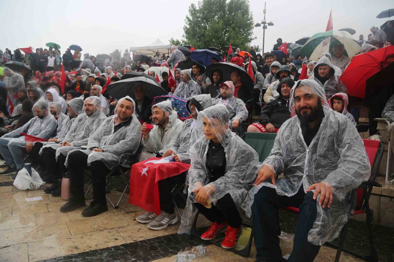 yagmur dinlemediler milli takim icin meydana kostular 5