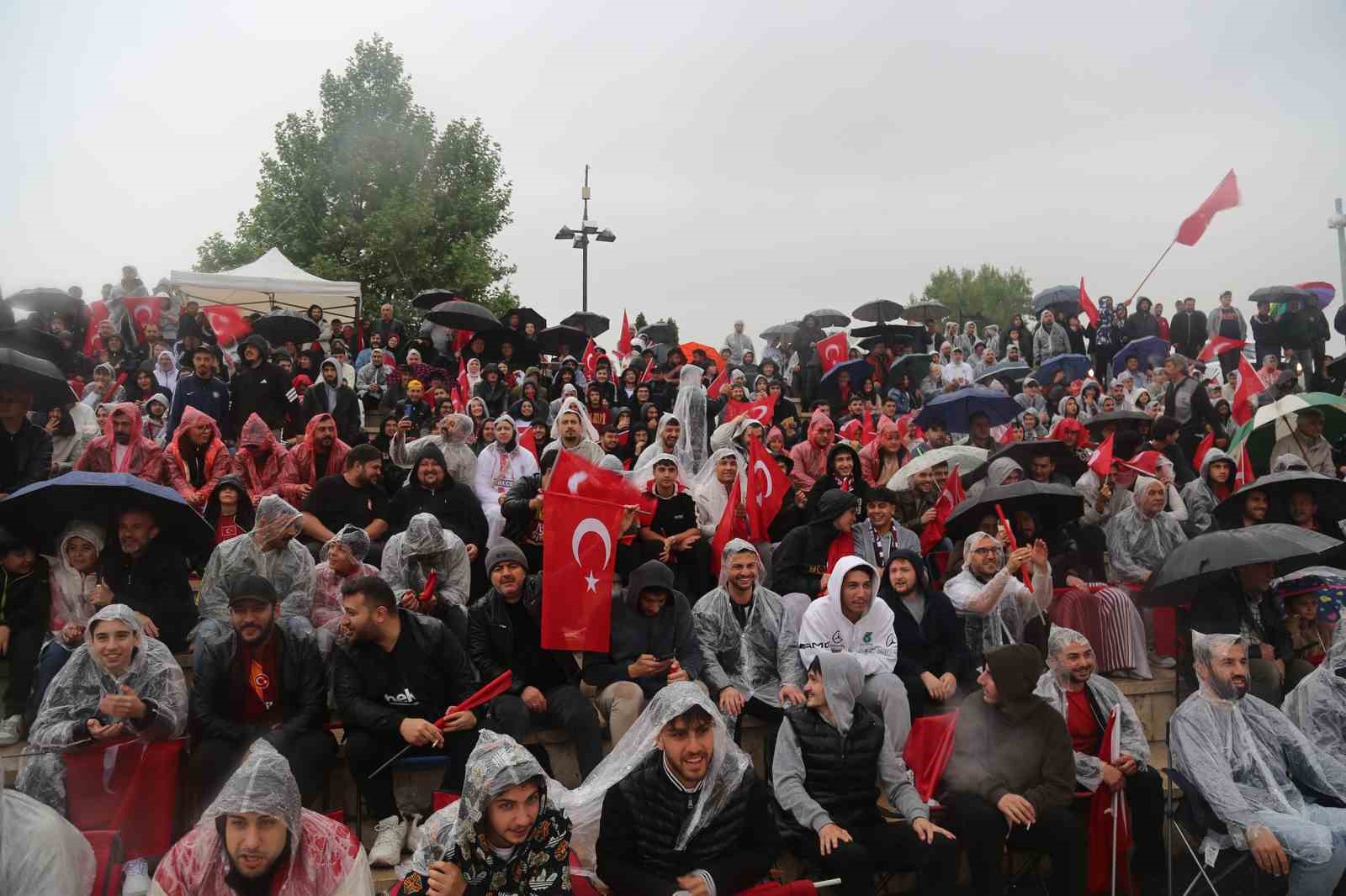 yagmur dinlemediler milli takim icin meydana kostular 6 NlYhvy86