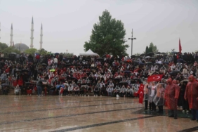 yagmur-dinlemediler-milli-takim-icin-meydana-kostular-RaIRmqSC.jpg