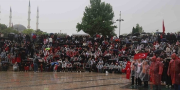yagmur-dinlemediler-milli-takim-icin-meydana-kostular-RaIRmqSC.jpg