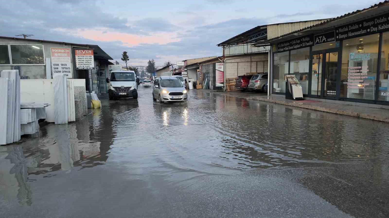 yagmur sonrasi sanayi sitesi sokaklari su altinda kaldi 1 GNBeZluP