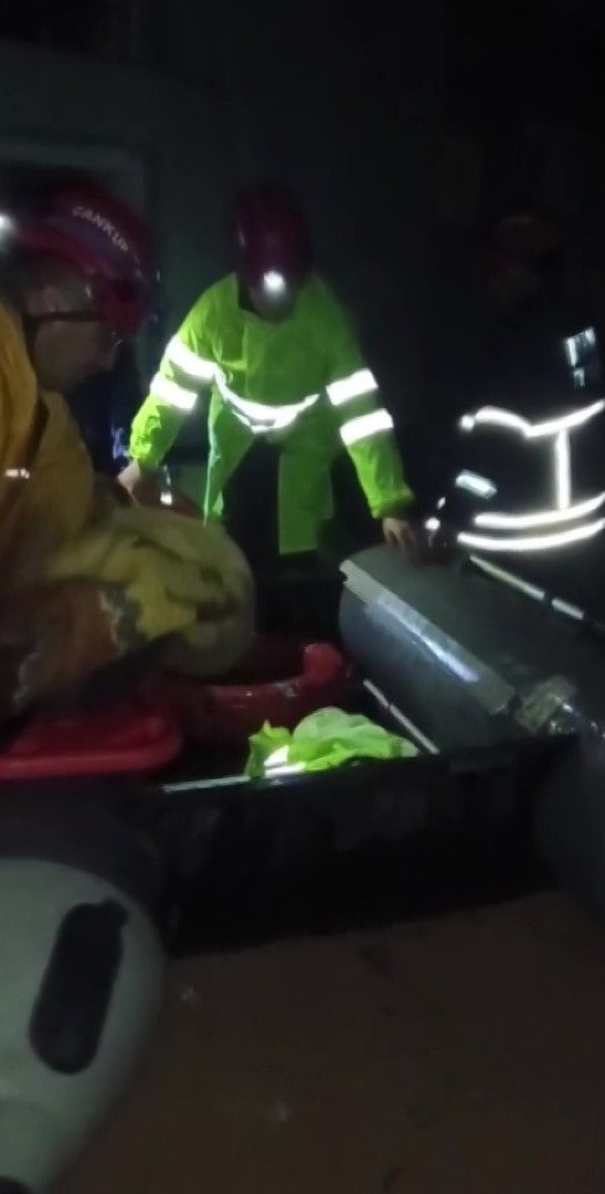 yagmur sonrasi su basan evlerde mahsur kalanlar kurtarildi 1 pcbLQMX6